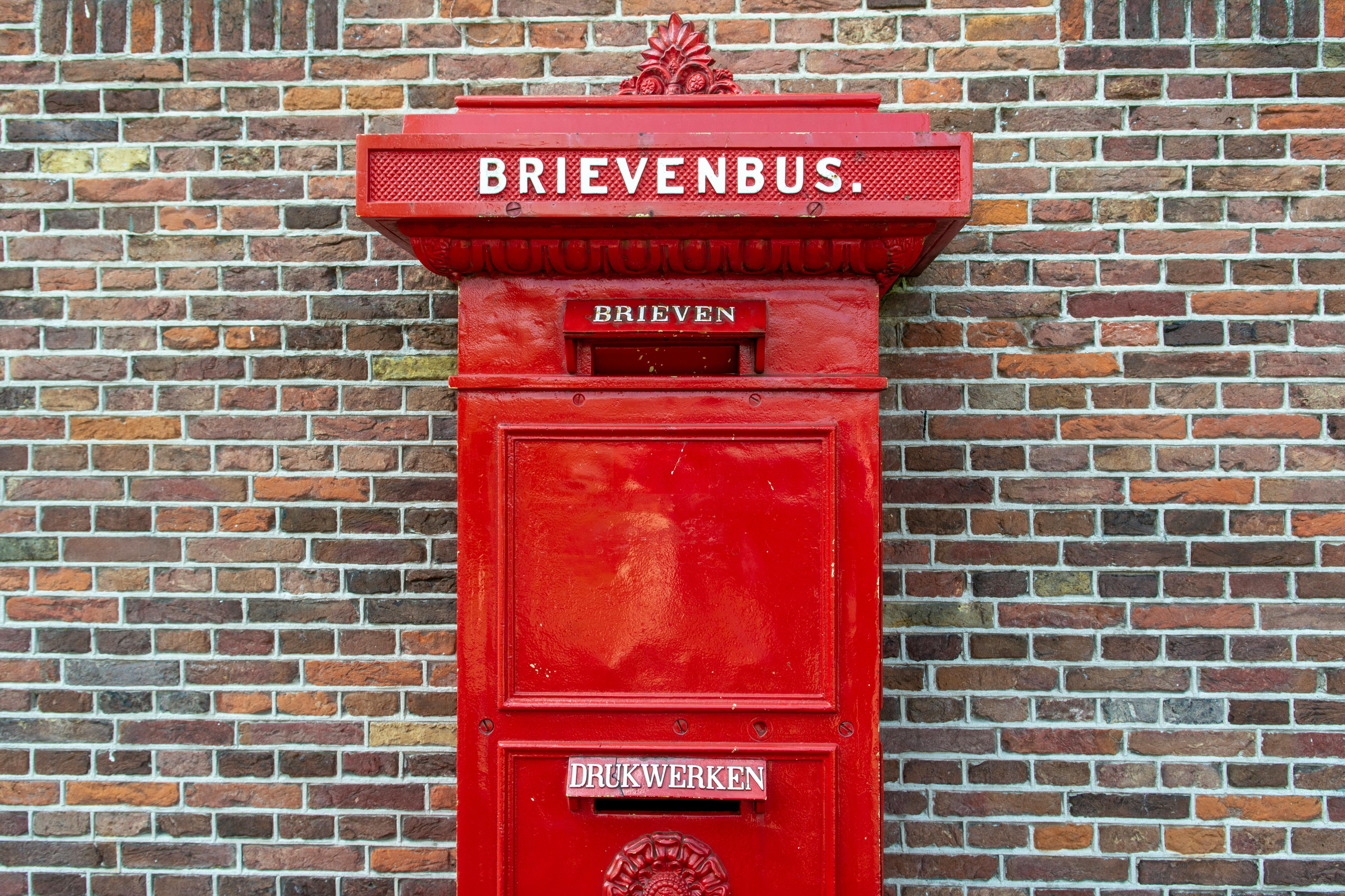 Een brievenbus met post