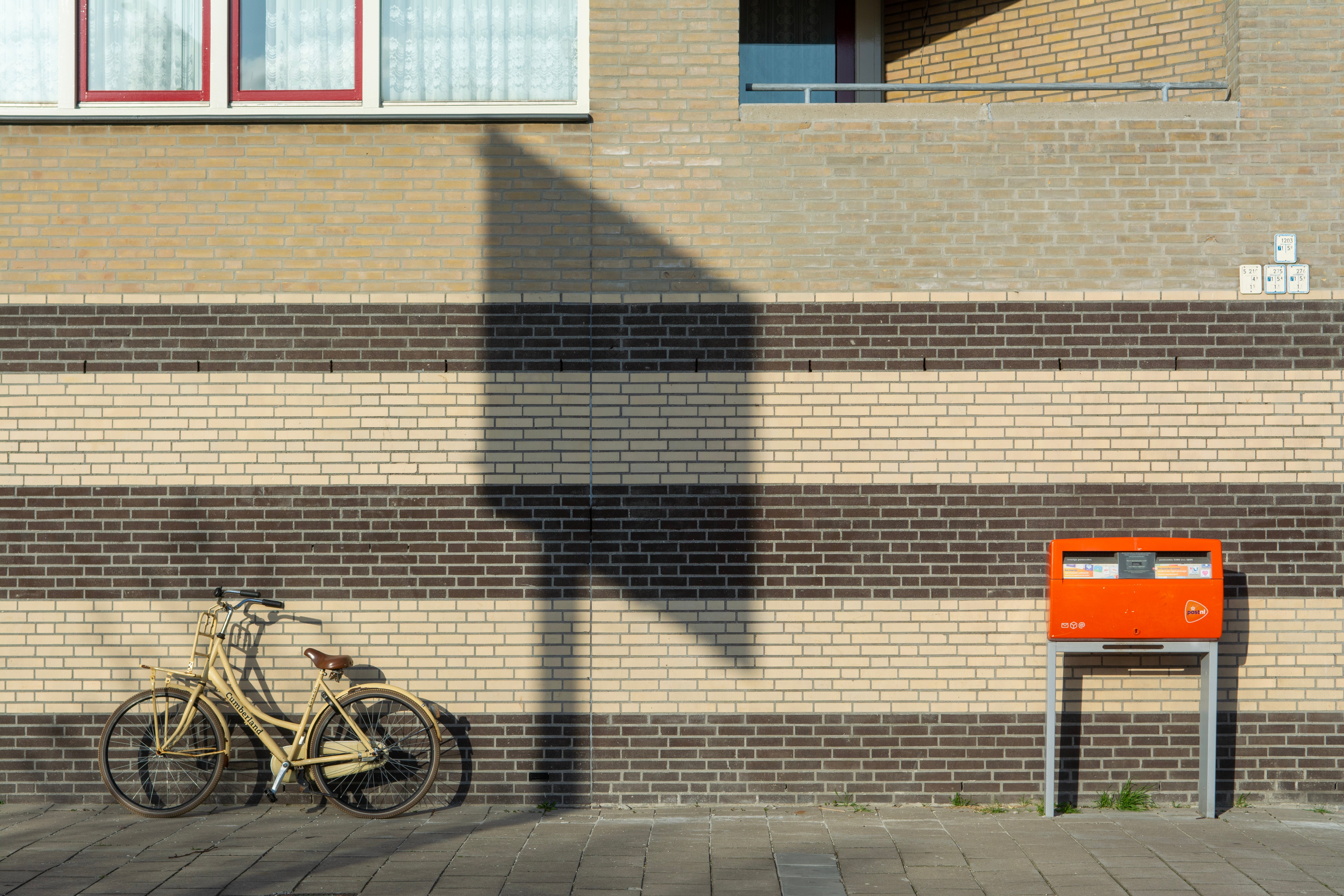 Een handgeschreven kaartje op de vensterbank