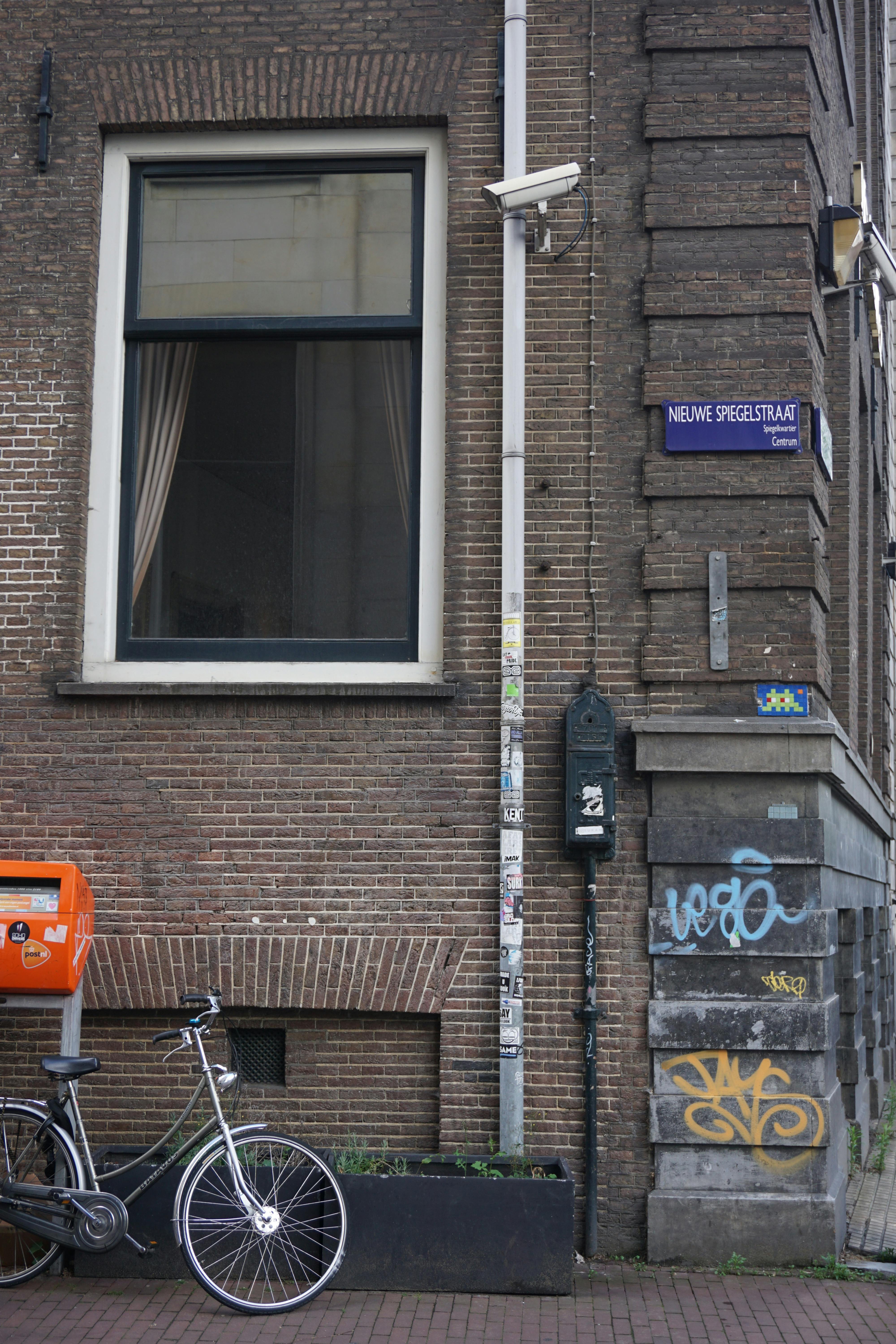 Een oranje postbus op straat